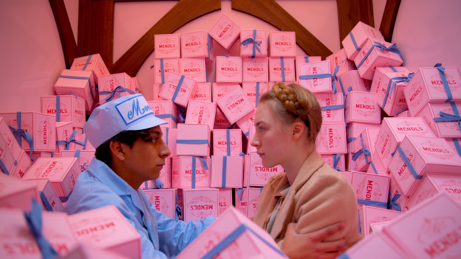 Một cảnh trong The Grand Budapest Hotel nhìn là thấy mê